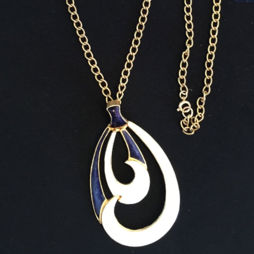60's Mod Enamel Pendant Necklace   VS1025